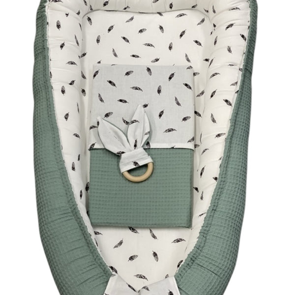 Babynestjes oud groen kleine veertjes