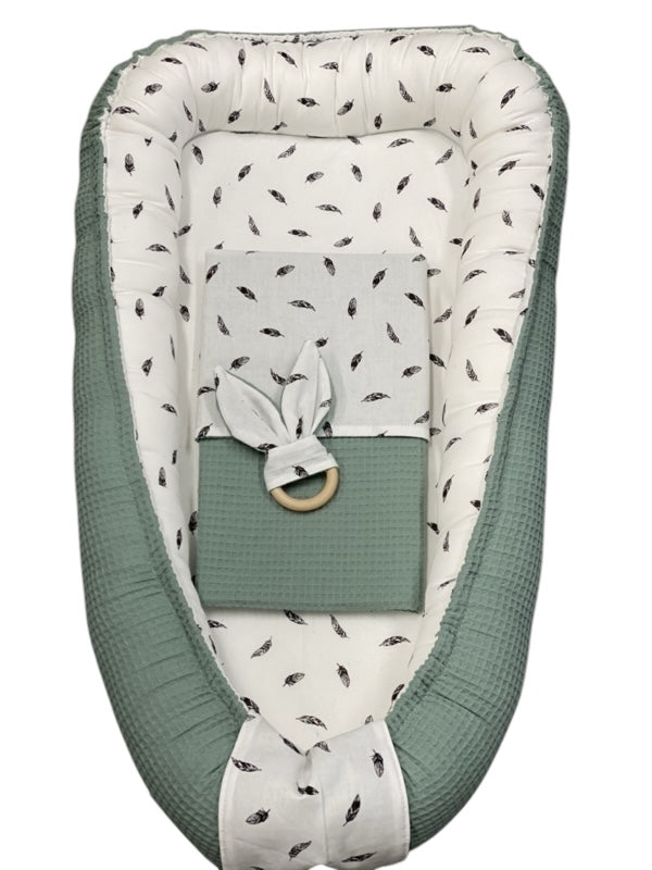 Babynestjes oud groen kleine veertjes