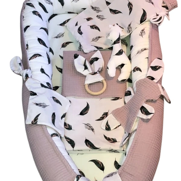 Babynestjes oud roze gekleurde veertjes