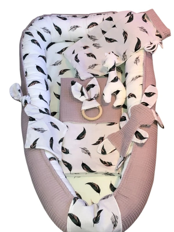 Babynestjes oud roze gekleurde veertjes