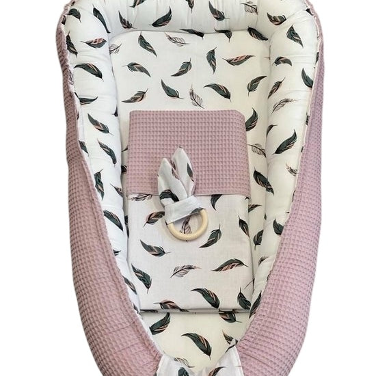 Babynestjes oud roze gekleurde veertjes