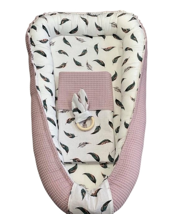 Babynestjes oud roze gekleurde veertjes