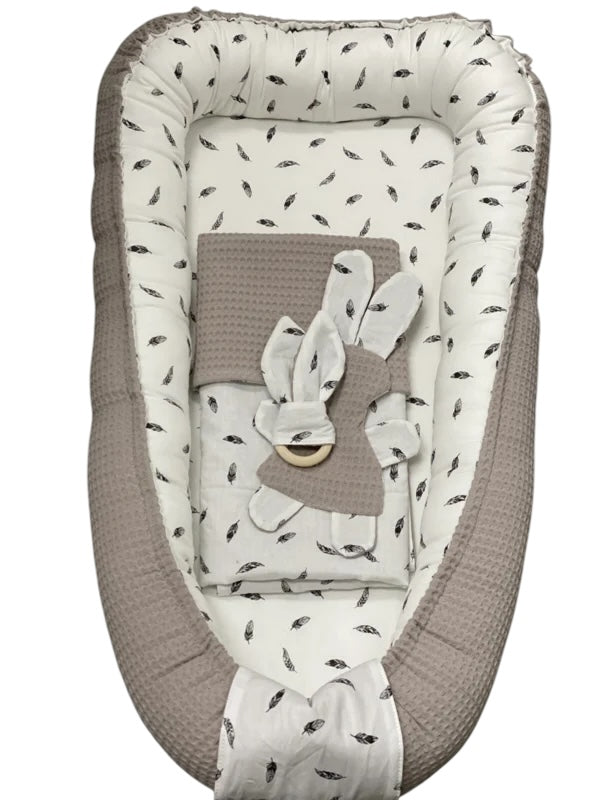 Babynestjes zand taupe beige kleine veertjes