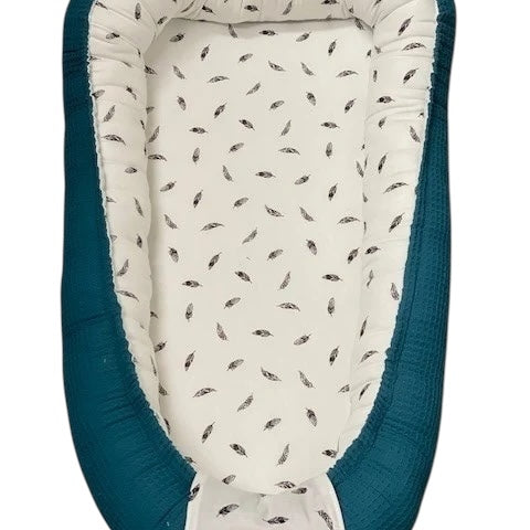 Babynestje petrol kleine veertjes