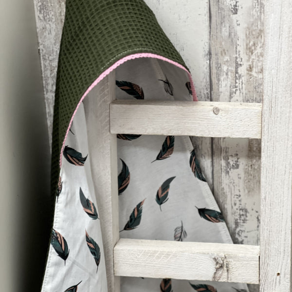 Wikkeldoek legergroen gekleurde veertjes met rand