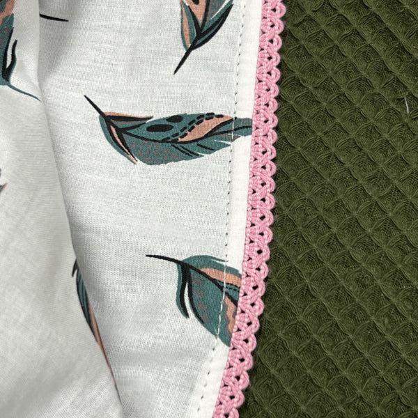 Wikkeldoek legergroen gekleurde veertjes met rand