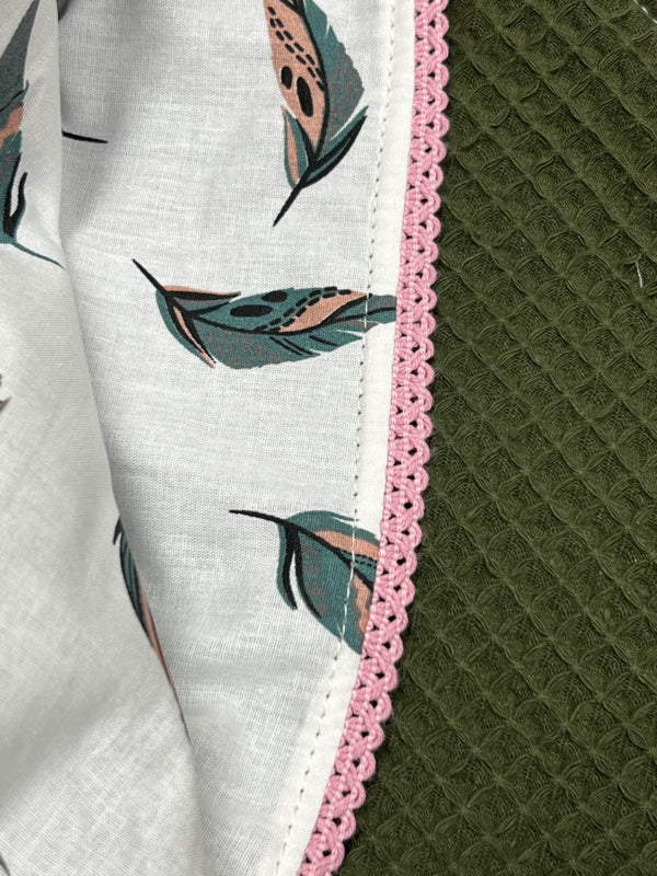 Wikkeldoek legergroen gekleurde veertjes met rand