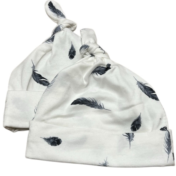 Newborn mutsje blauwe veertjes