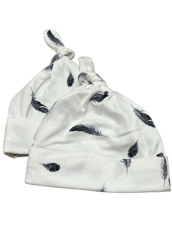 Newborn mutsje blauwe veertjes