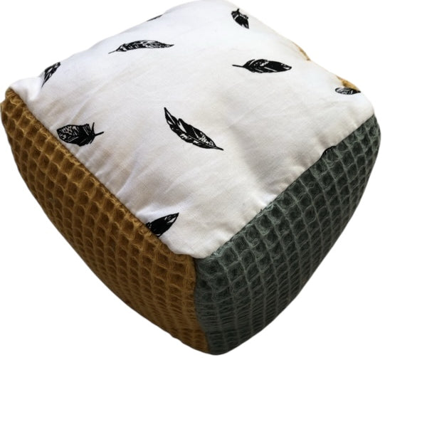 Speel kubus groen, oker kleine veertjes