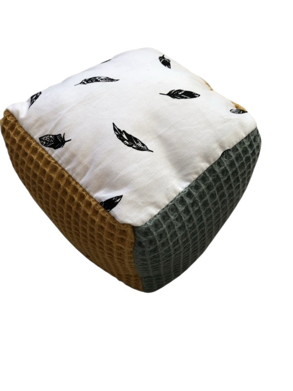 Speel kubus groen, oker kleine veertjes