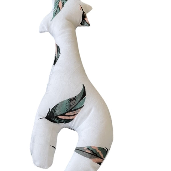 Knuffeltje giraffe gekleurde veertjes