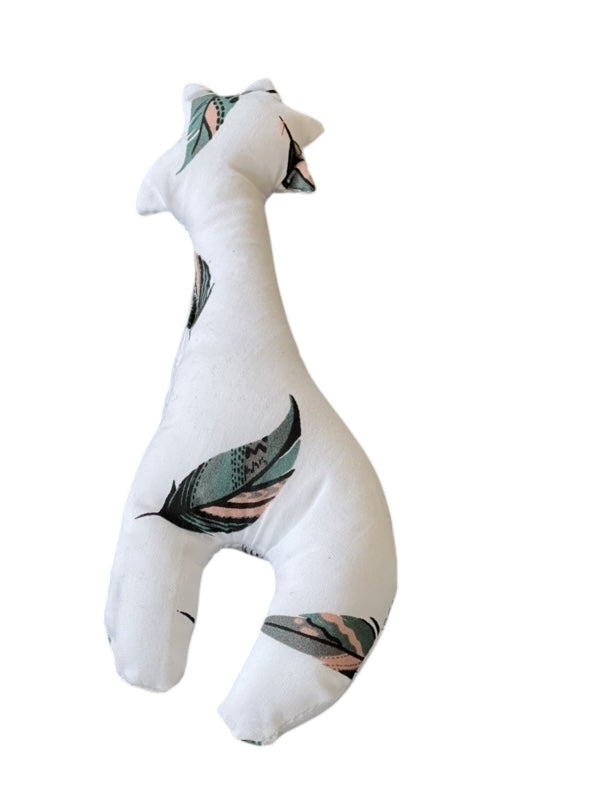 Knuffeltje giraffe gekleurde veertjes