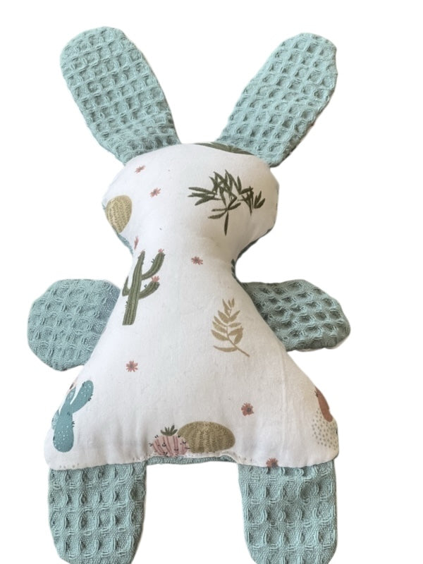 Knuffeltje konijn oud groen gekleurde cactus